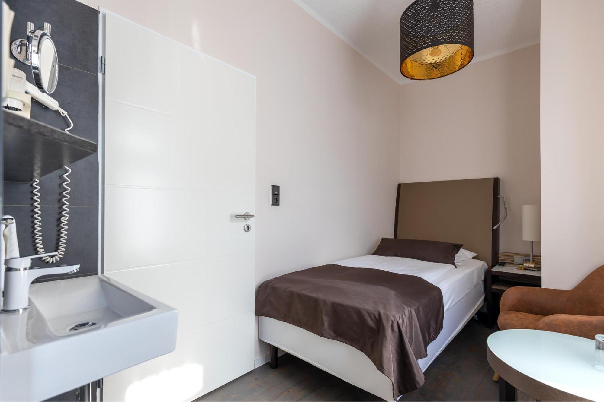Hotel Garni " Am Domplatz" Ерфурт Екстериор снимка